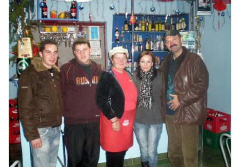 HAPPY FAMILY. Agentul şef principal Ioan Gaboraş le-a predat băieţilor săi "şcoala străzii". Recent i-a scos şi la "practică", la o mică bătaie în oraş, ba i-a pus stăpâni şi peste un local fără autorizaţii în regulă. Săptămâna trecută, aflând de vizita BIHOREANULUI, băieţii lui Gaboraş s-au ferecat în local şi au deschis abia după ce s-au convins că reporterii au plecatâ€¦